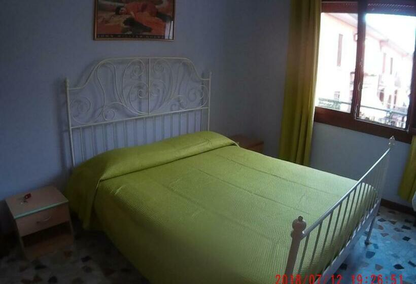 バス共有のスタンダードルーム, The Caponi Bros