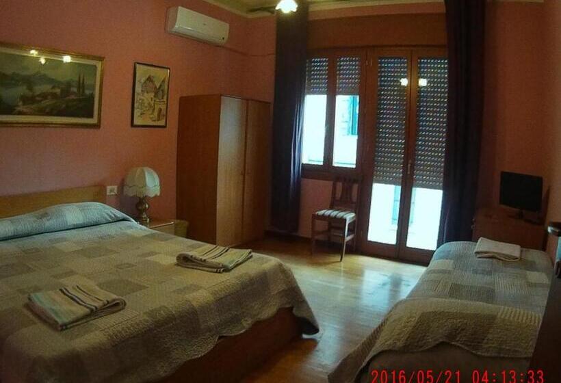 バス共有のスタンダードルーム, The Caponi Bros