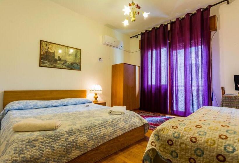 バス共有のスタンダードルーム, The Caponi Bros