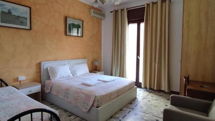 バス共有のスタンダードルーム, The Caponi Bros