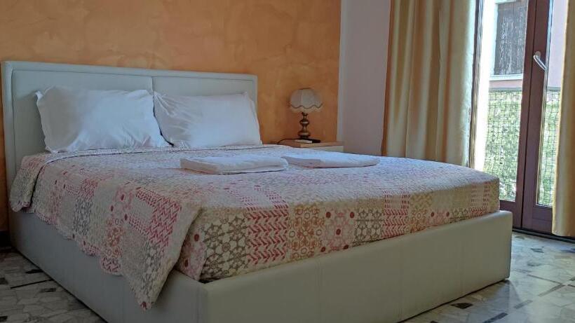 バス共有のスタンダードルーム, The Caponi Bros