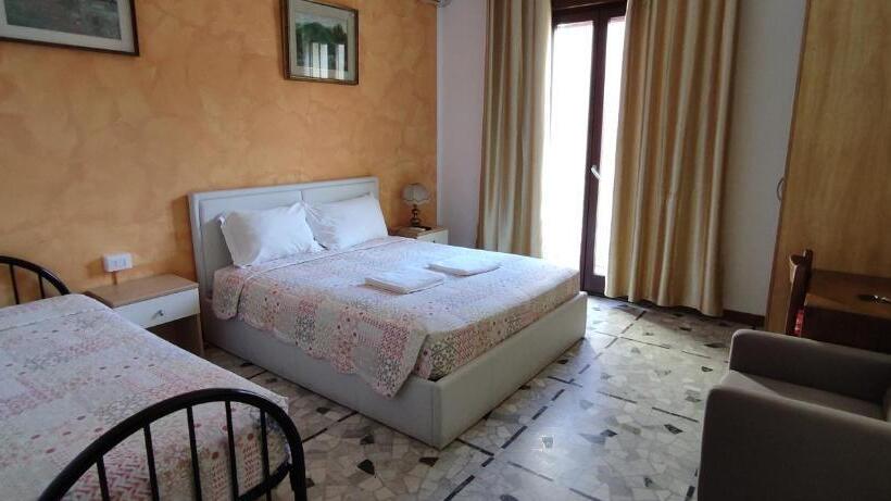 バス共有のスタンダードルーム, The Caponi Bros