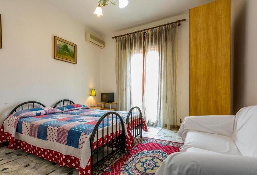 バス共有のスタンダードルーム, The Caponi Bros