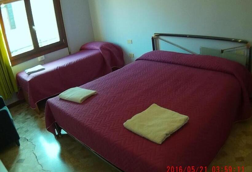 スタンダードトリプルルーム, The Caponi Bros