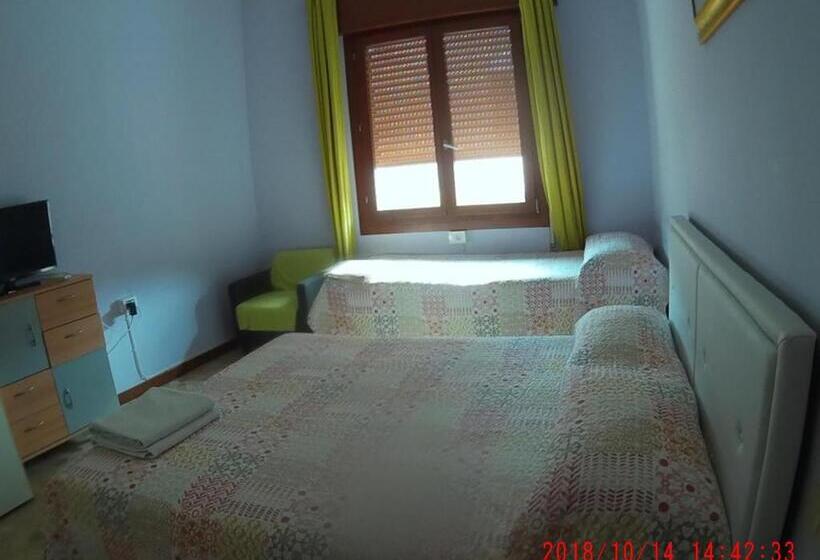 スタンダードトリプルルーム, The Caponi Bros