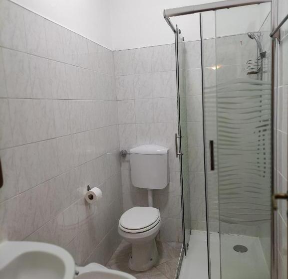 スタンダードトリプルルーム, The Caponi Bros