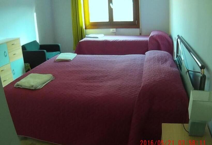 スタンダードトリプルルーム, The Caponi Bros