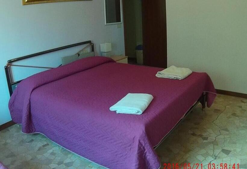 スタンダードルーム, The Caponi Bros