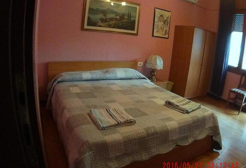 スタンダードルーム, The Caponi Bros