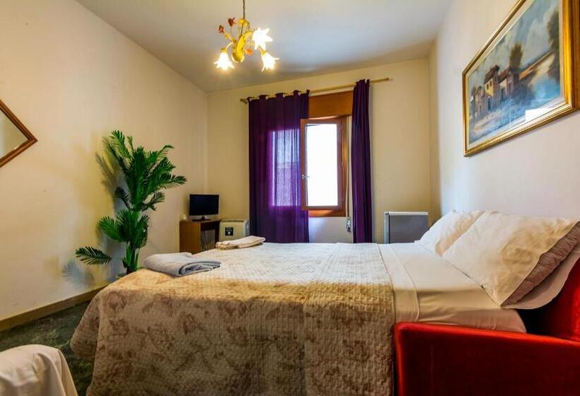 スタンダードルーム, The Caponi Bros