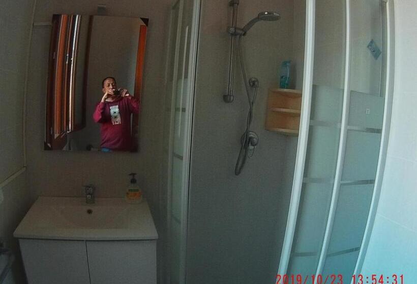 バルコニー付き1ベッドルームアパートメント, The Caponi Bros