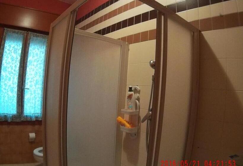 バルコニー付き1ベッドルームアパートメント, The Caponi Bros