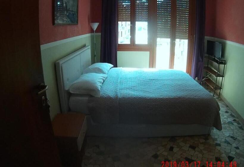 バルコニー付き1ベッドルームアパートメント, The Caponi Bros