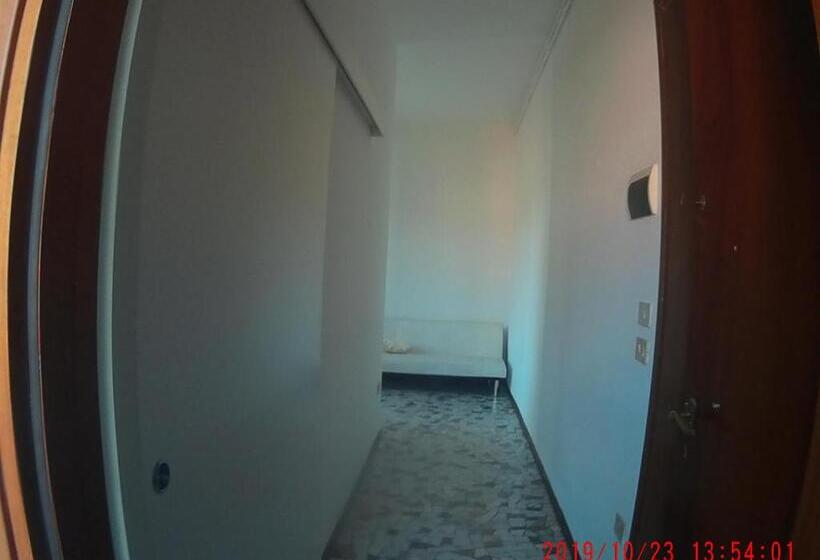 バルコニー付き1ベッドルームアパートメント, The Caponi Bros