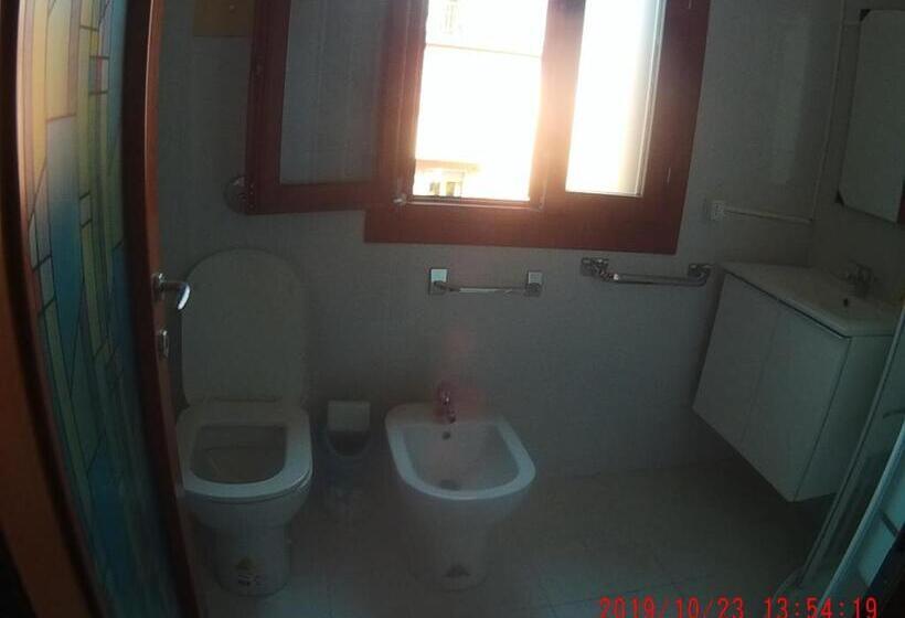 バルコニー付き1ベッドルームアパートメント, The Caponi Bros