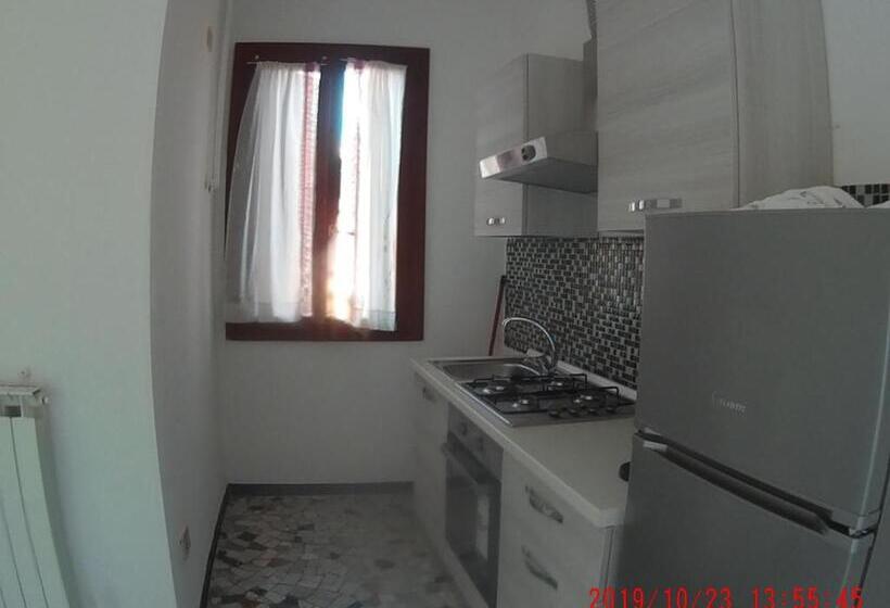 バルコニー付き1ベッドルームアパートメント, The Caponi Bros