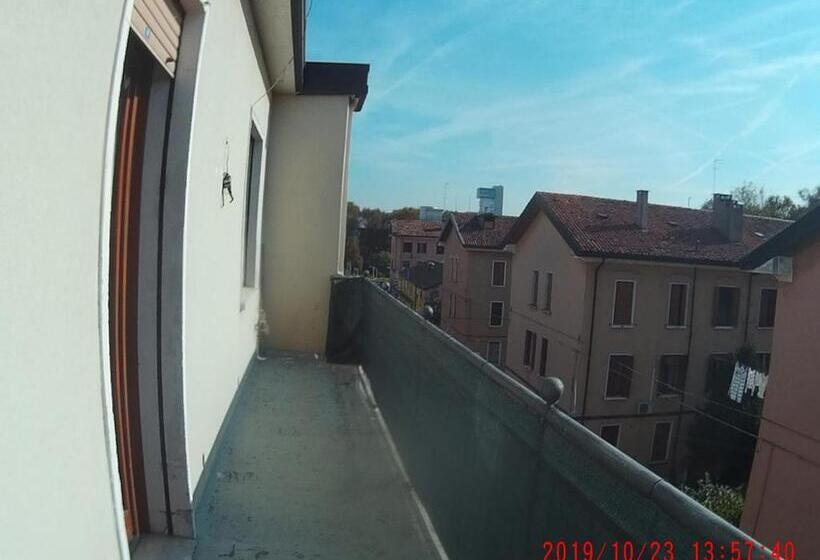 バルコニー付き1ベッドルームアパートメント, The Caponi Bros