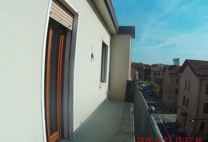 バルコニー付き1ベッドルームアパートメント, The Caponi Bros