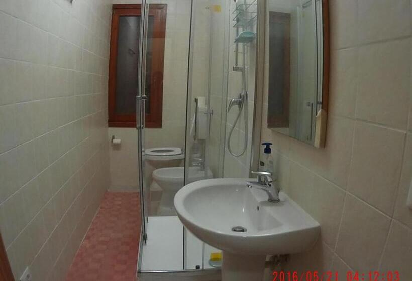 スタンダード4人部屋, The Caponi Bros