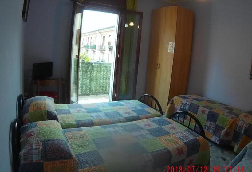 スタンダード4人部屋, The Caponi Bros