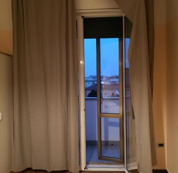 اتاق استاندارد با تخت بزرگ, New Life