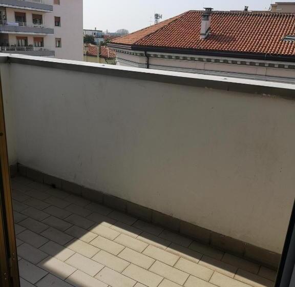 اتاق راحتی سه تخته, New Life