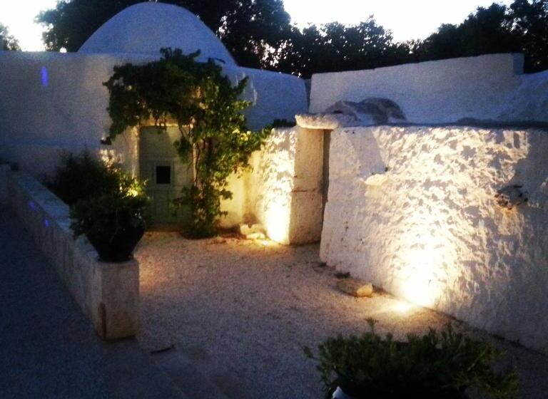 ویلای یک اتاق خوابه با استخر شنا, The Proud Garden