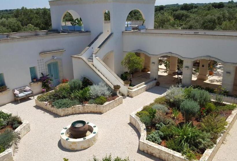 ویلای یک اتاق خوابه با استخر شنا, The Proud Garden