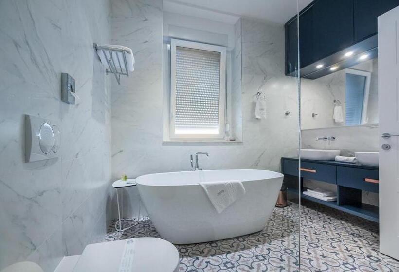 带海景的复工套房, Zadera Accommodation