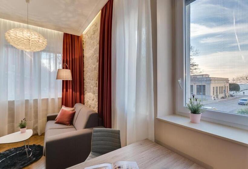 带海景的复工套房, Zadera Accommodation