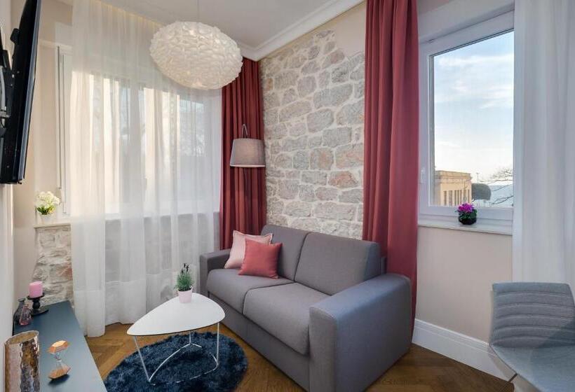 带海景的复工套房, Zadera Accommodation