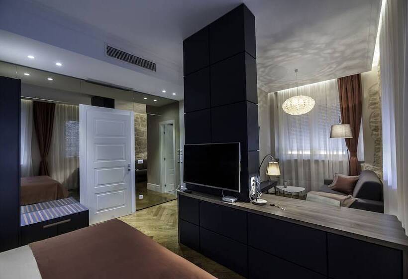 带海景的复工套房, Zadera Accommodation