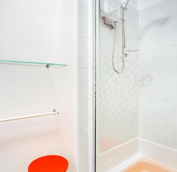 חדר משפחתי, Godolphin Arms Hotel