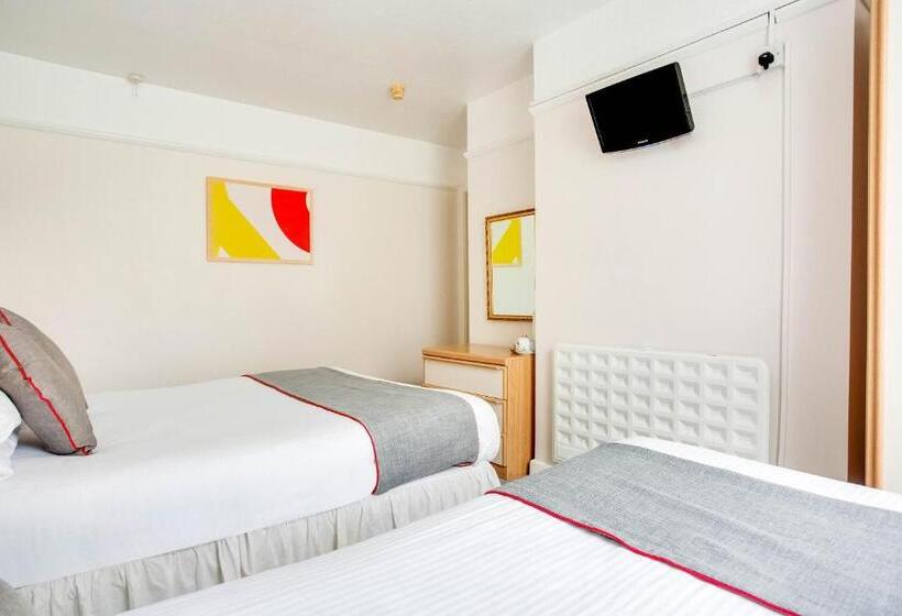 חדר משפחתי, Godolphin Arms Hotel