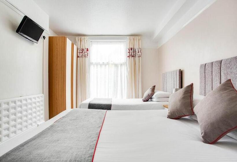 חדר משפחתי, Godolphin Arms Hotel