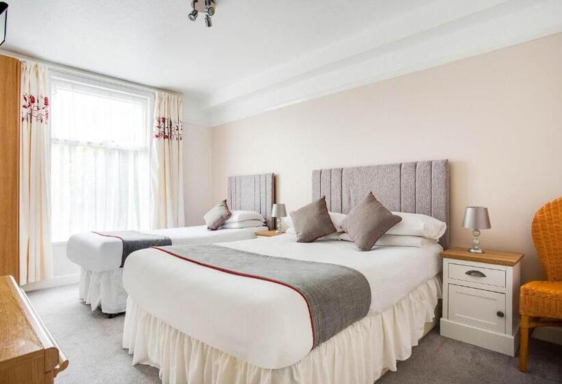 חדר משפחתי, Godolphin Arms Hotel