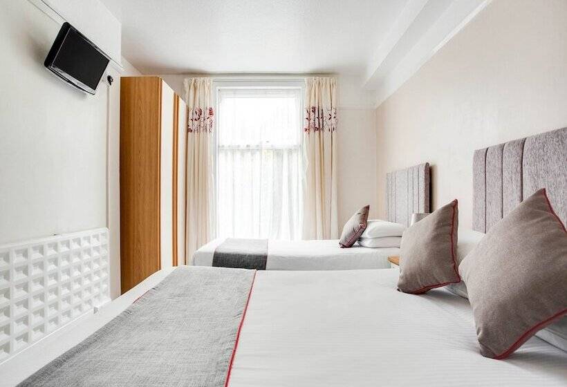 חדר משפחתי, Godolphin Arms Hotel