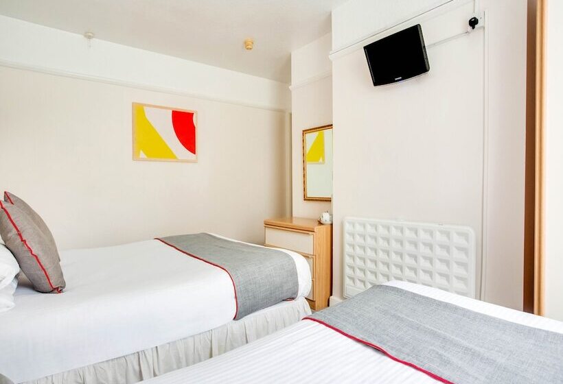 חדר משפחתי, Godolphin Arms Hotel