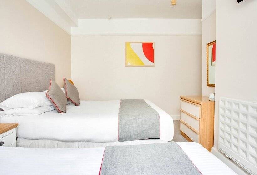 חדר משפחתי, Godolphin Arms Hotel