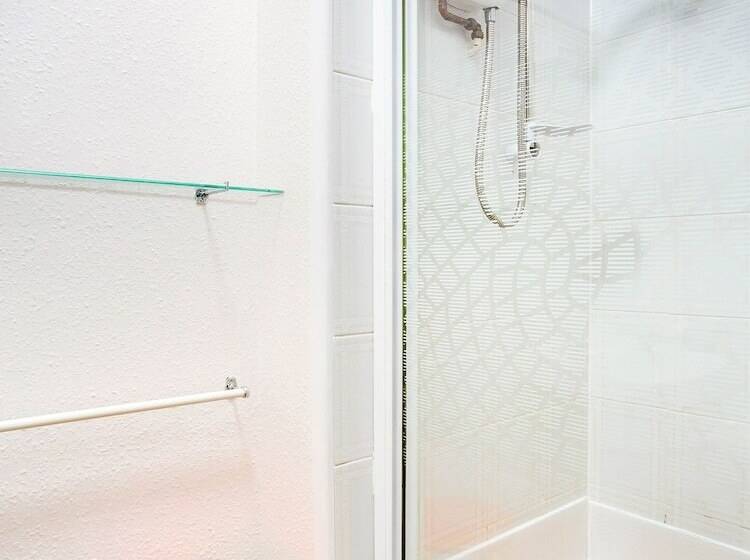 חדר משפחתי, Godolphin Arms Hotel