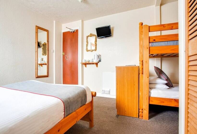 חדר משפחתי, Godolphin Arms Hotel