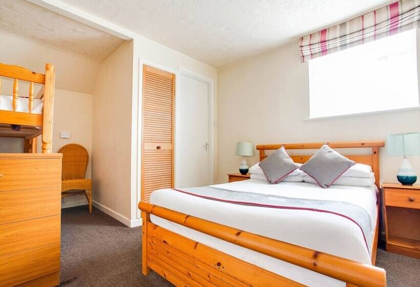 חדר משפחתי, Godolphin Arms Hotel