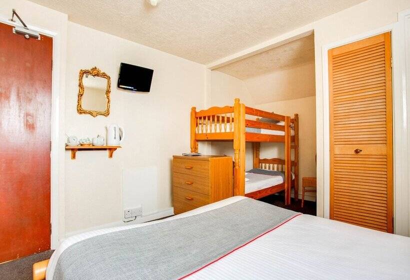 חדר משפחתי, Godolphin Arms Hotel