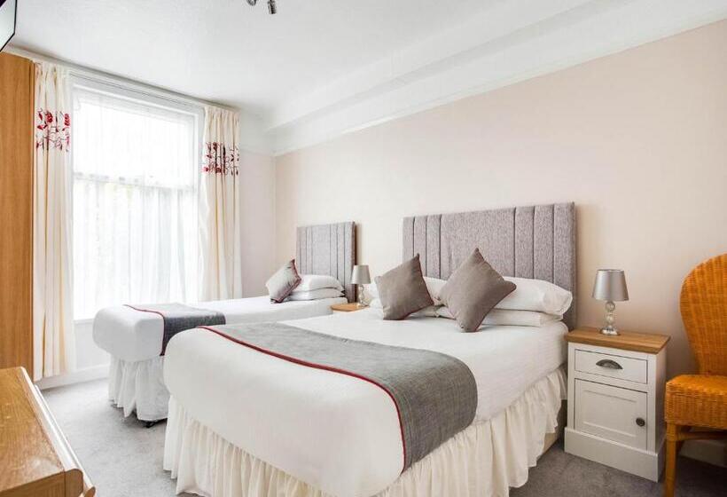 חדר משפחתי, Godolphin Arms Hotel