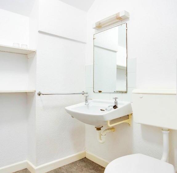 חדר משפחתי, Godolphin Arms Hotel