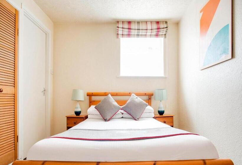 חדר משפחתי, Godolphin Arms Hotel