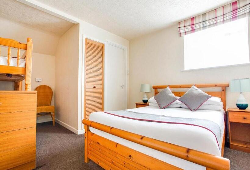 חדר משפחתי, Godolphin Arms Hotel