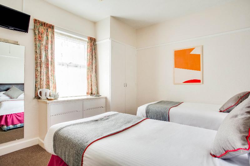 חדר משפחתי, Godolphin Arms Hotel