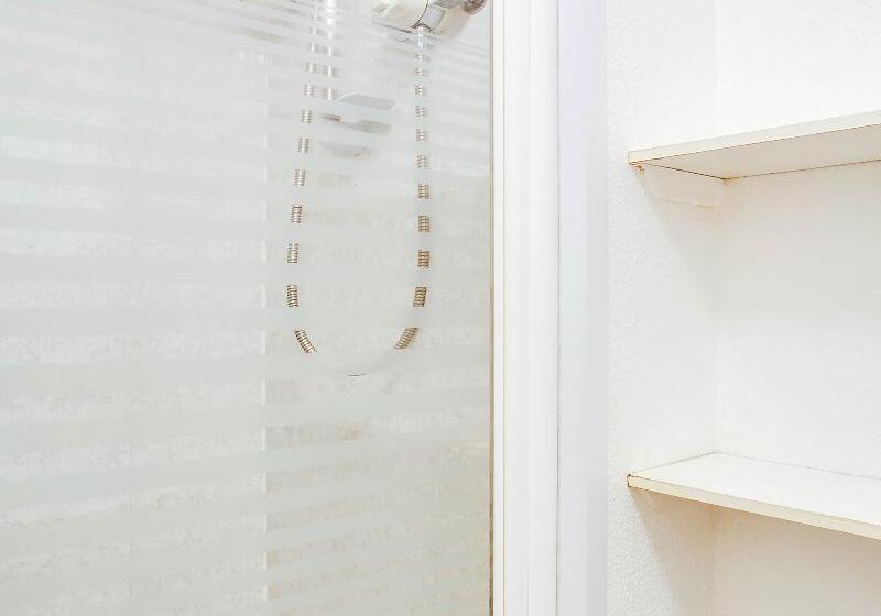 חדר משפחתי, Godolphin Arms Hotel