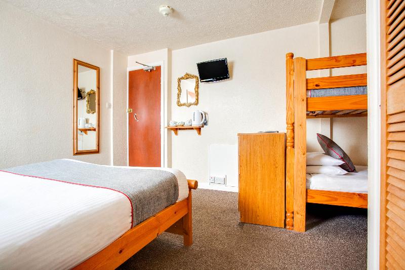 חדר משפחתי, Godolphin Arms Hotel